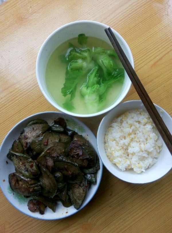 中午一个人在家吃简单点,腊肉酱茄子和素菜汤