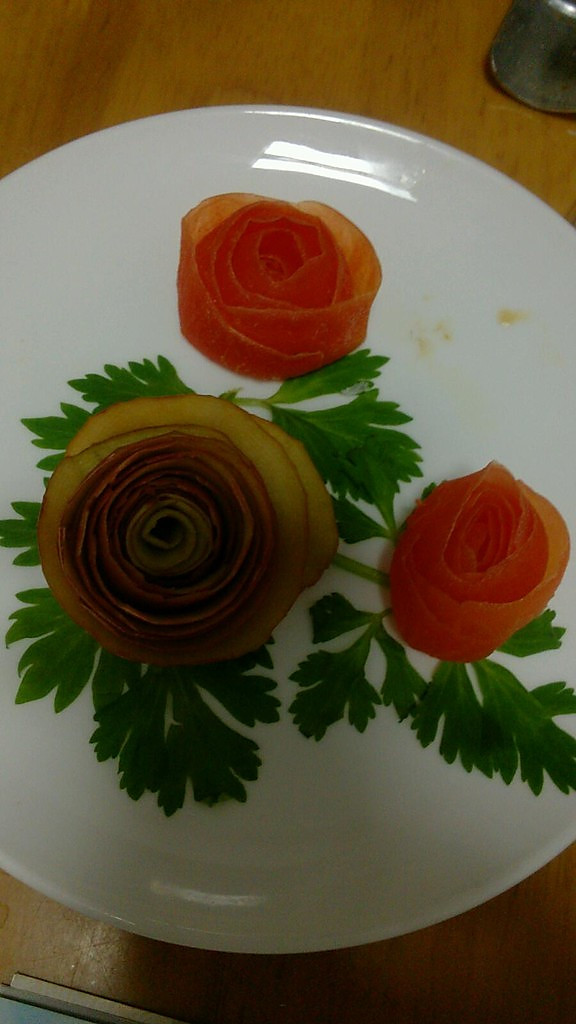 西红柿玫瑰花摆盘装饰