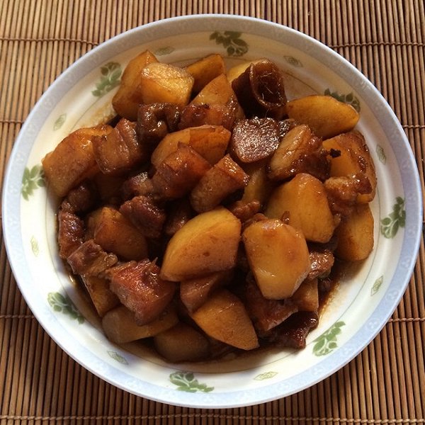妮可o123做的不用油的红烧肉烧土豆的做法