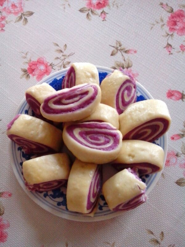 厨娘美美做的紫薯花卷的做法
