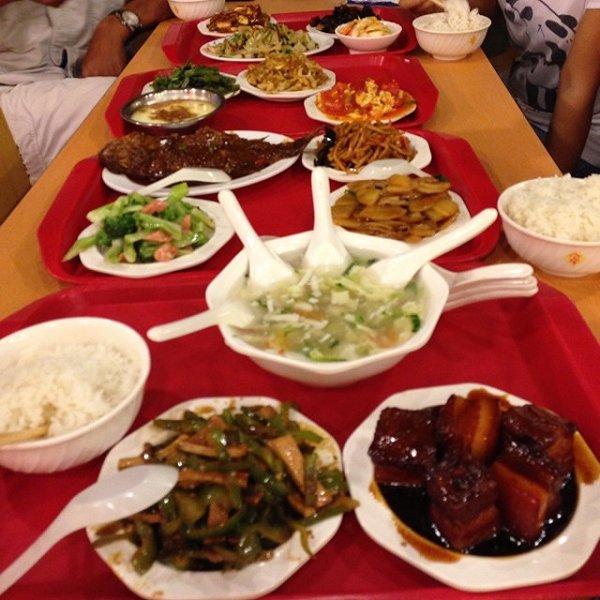 和朋友一起吃饭