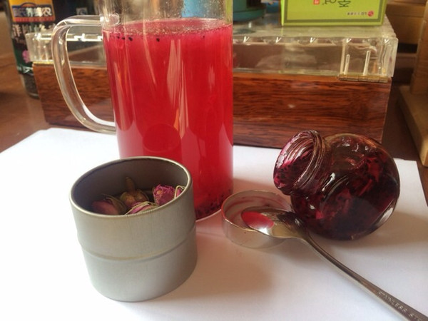 疯子九九做的非常美的红心火龙果玫瑰果茶的做法