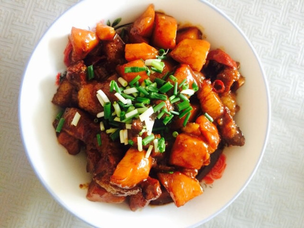 五花肉炖土豆