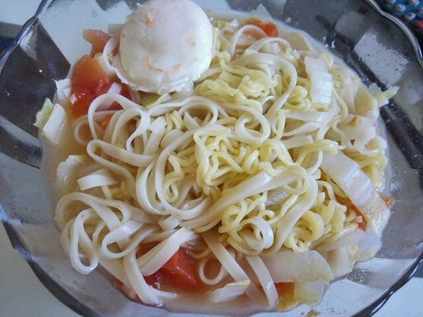 2015.9.13早饭,素淡菜.西红柿,面条,汤面,两种白菜,素汤面胡萝卜鸡蛋排骨汤图片