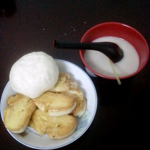 早餐的做法,就是一般的馒头,稀饭,鸡蛋糕,我们早上吃的