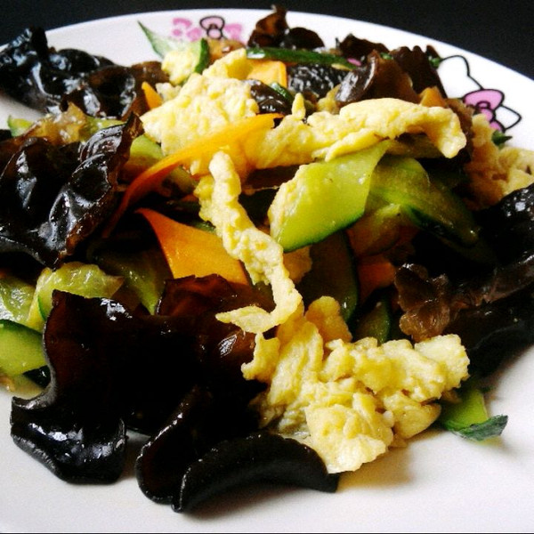 ╭恋丄玛雅ㄣ做的夏日小菜:黄瓜木耳炒鸡蛋的
