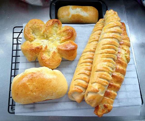 小人豆子做的紫薯花式面包的做法