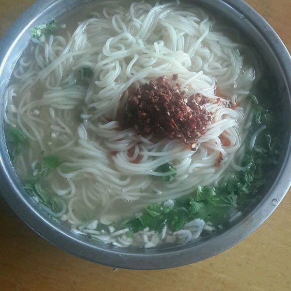 东北热汤冷面的做法: 东北正宗冷面是咸口的,热汤的,放点芝麻酱黄瓜