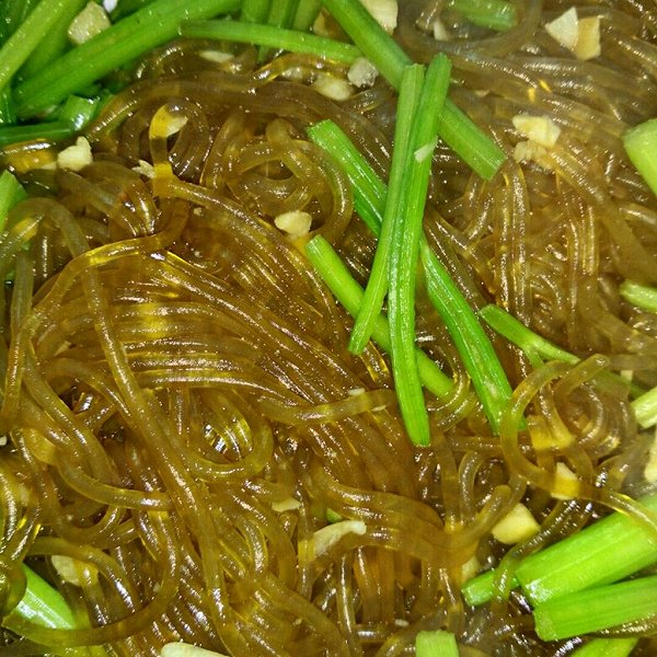 芹菜炒粉条的做法