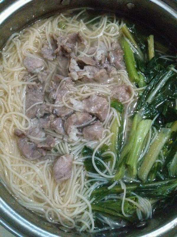 花心老公刚才煮面时问我:吃不,我说吃呀早上就吃了点煮菜,他说你吃了