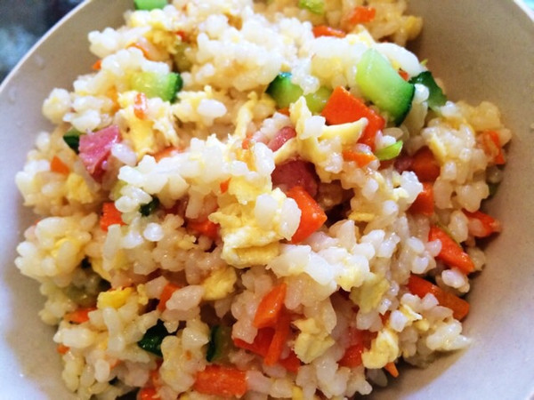 香肠鸡蛋黄瓜胡萝卜炒饭