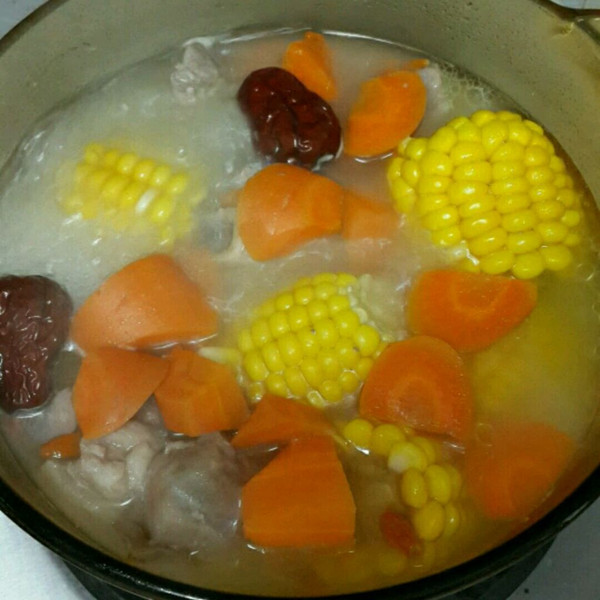 佳怡妈做的广东靓汤--玉米红萝卜猪骨汤的做法