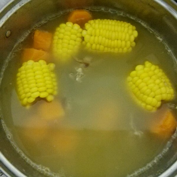 明天会更好574做的红萝卜玉米汤的做法