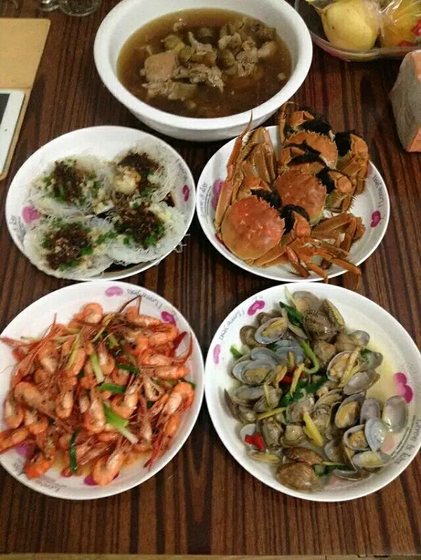 一桌丰盛的菜