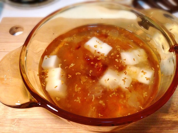 桂花桃胶炖雪莲子配杏仁豆腐