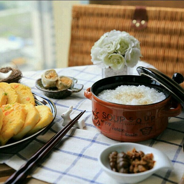 今日早餐.鸡蛋香煎馒头 白粥 配菜若干.