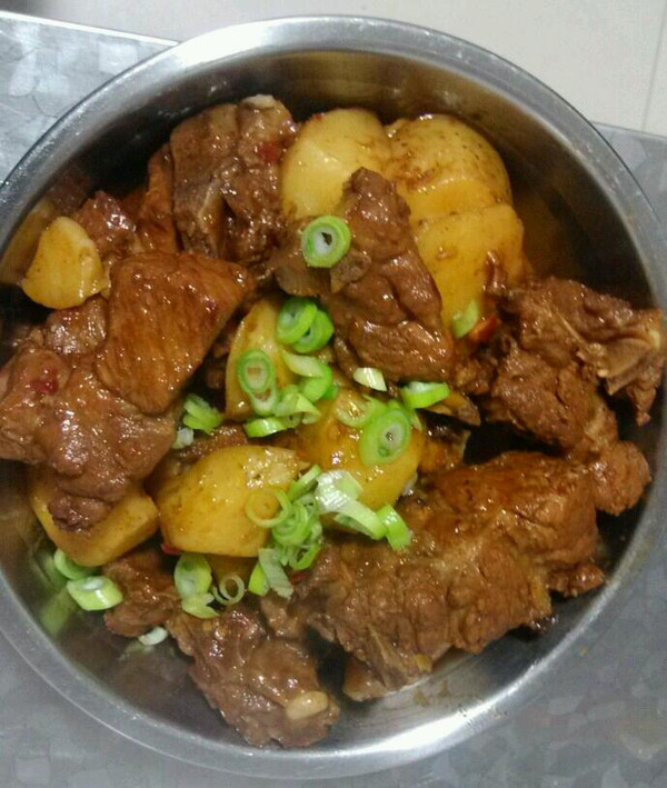 土豆烧排骨的做法