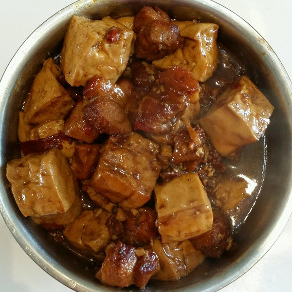 我做的豆腐红烧肉,中和了油腻的感觉,味道不错