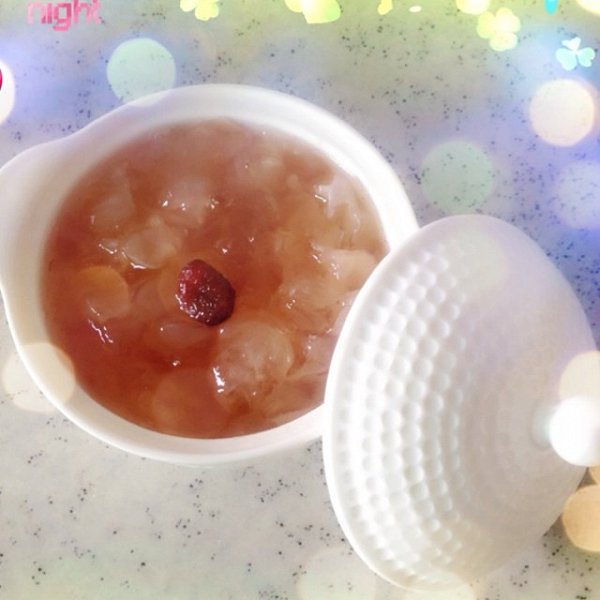 银耳雪莲子炖桃胶